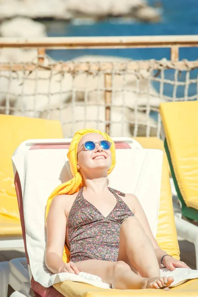 Mujer Traje Baño Bronceado Silla Para Tomar Sol Resort Verano —  Fotos de Stock