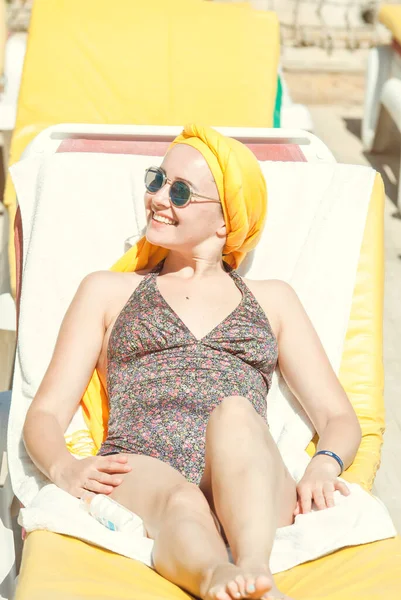 Kobieta Kostiumie Kąpielowym Okularach Żółtym Szaliku Krześle Opalania — Zdjęcie stockowe