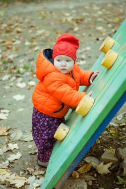 Çocuk oyun parkındaki basamakları tırmanır. Yüksek kalite fotoğraf