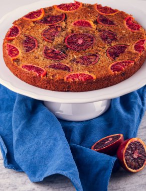Üstünde kırmızı portakal dilimleri olan lezzetli bir pasta. Yüksek kalite fotoğraf