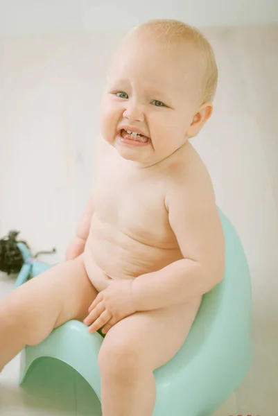 Cute Emotional Baby Training Piss Pot — стоковое фото
