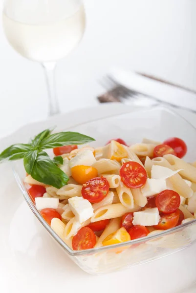 Salade Pâtes Éclatante Savoureuse Avec Mozarella Fraîche Tomates Cerises Basilic — Photo