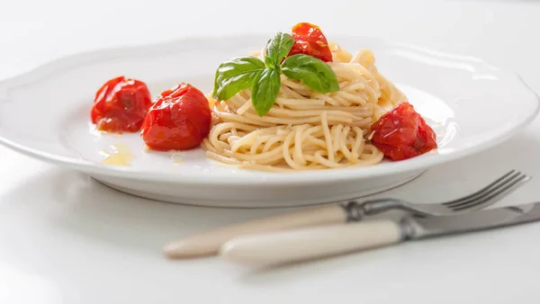 Deliciosos Espaguetis Pasta Con Tomates Cherry Respaldados — Foto de Stock