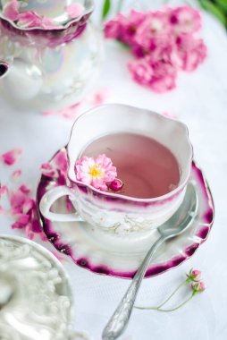 Retro porselen bir fincan sıcak gül çayı. Yüksek kalite fotoğraf