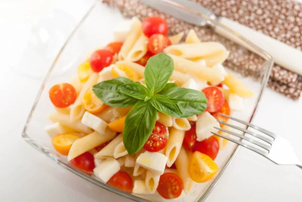 Salade Pâtes Éclatante Savoureuse Avec Mozarella Fraîche Tomates Cerises Basilic — Photo