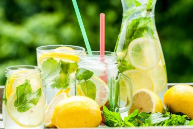 Naneli ve buzlu limonata kavanozları. Yüksek kalite fotoğraf