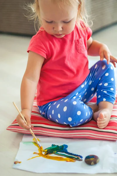 蹒跚学步的幼儿画着粉刺 高质量的照片 — 图库照片
