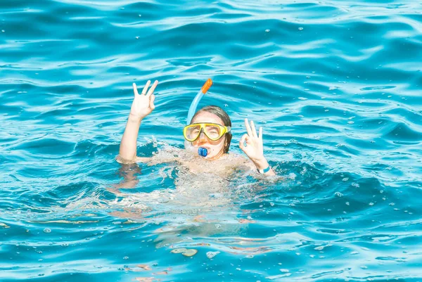 Feliz Joven Mujer Está Disfrutando Buceo Mar Azul Gesto Signo —  Fotos de Stock