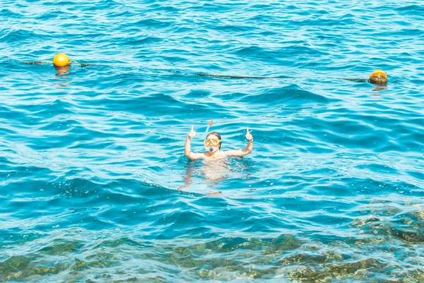 Feliz Joven Mujer Está Disfrutando Buceo Mar Azul Gesto Como —  Fotos de Stock