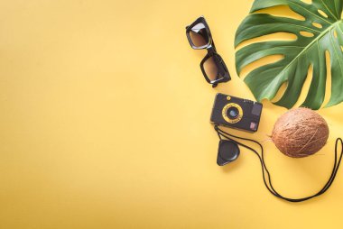 Sarı arka plan. Yaz tatili çekimleri. 