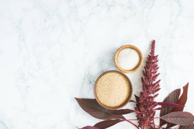 Beyaz zemin üzerinde yağ olan amaranth tanecikleri ve metin için boşluk. Yüksek kalite fotoğraf