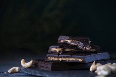 Ev yapımı, kaju kremalı çikolata. siyah yemek fotoğrafı.