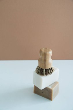 Bulaşık yıkamak için sabunlu sıfır atık bambu fırçası. Yüksek kalite fotoğraf