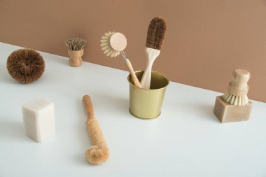 Bulaşık yıkamak için sıfır atık bambu fırçası. Yüksek kalite fotoğraf