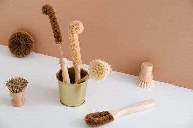 Bulaşık yıkamak için sıfır atık bambu fırçası. Yüksek kalite fotoğraf