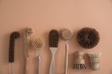 Bulaşık yıkamak için sıfır atık bambu fırçası. Yüksek kalite fotoğraf