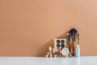 Makyaj için plastiksiz kozmetik. Yüksek kalite fotoğraf
