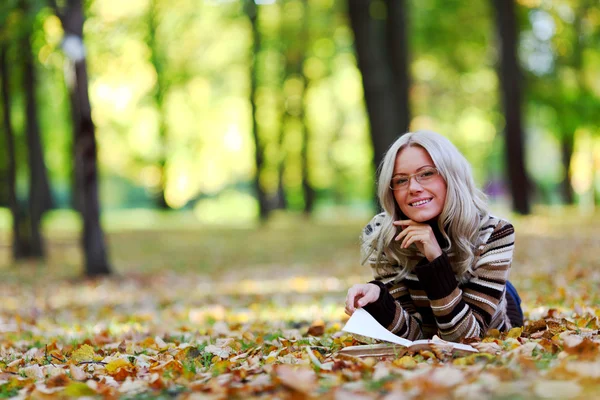 Vrouw leest in park — Stockfoto