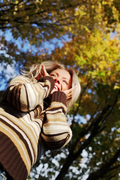 Herbstfrau — Stockfoto