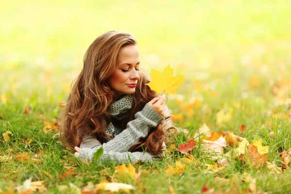 Vrouw portret in herfstblad — Stockfoto