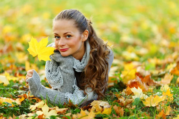 Portret mujer en hoja de otoño —  Fotos de Stock