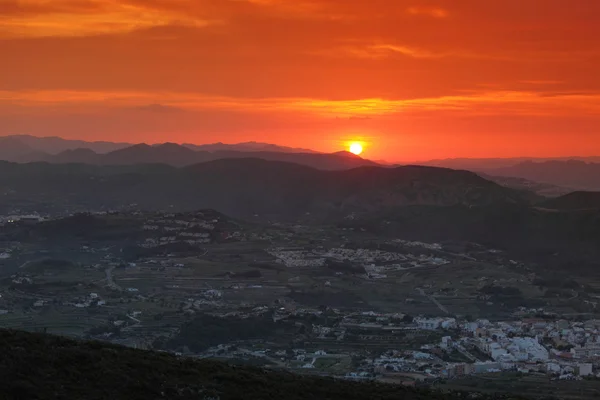 Zomer landschap in de bergen met de zon — Stockfoto