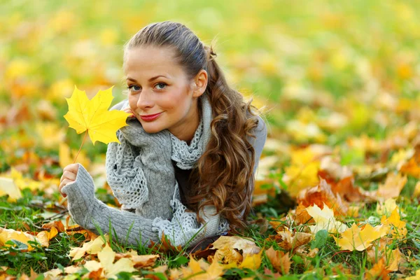 Portret femme en feuille d'automne Photo De Stock