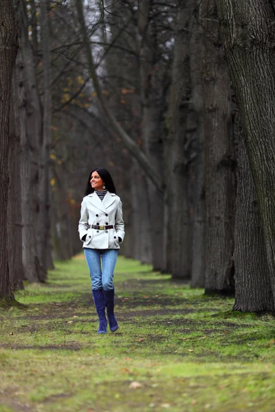 Herfst vrouw — Stockfoto