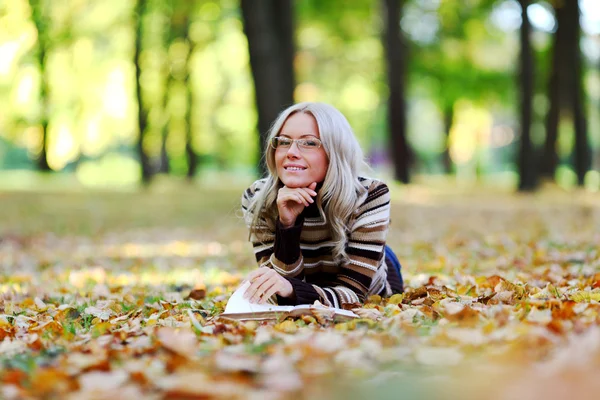 Vrouw leest in park — Stockfoto