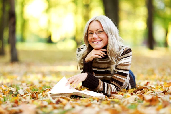 Vrouw leest in park — Stockfoto