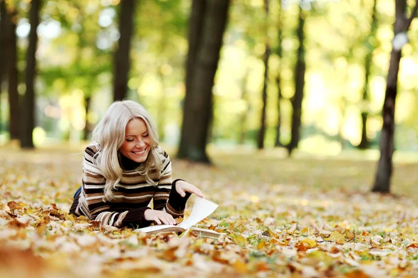 Vrouw leest in park — Stockfoto