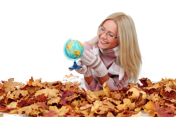 Vrouw nemen ter wereld in handen — Stockfoto