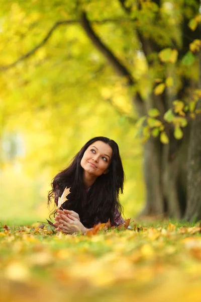 Portret mujer en hoja de otoño —  Fotos de Stock