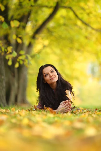 Žena portret v podzimním listu — Stock fotografie