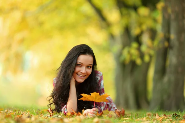 Portret mujer en hoja de otoño —  Fotos de Stock