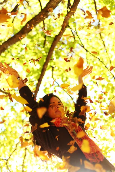 Mulher deixa cair no parque de outono — Fotografia de Stock