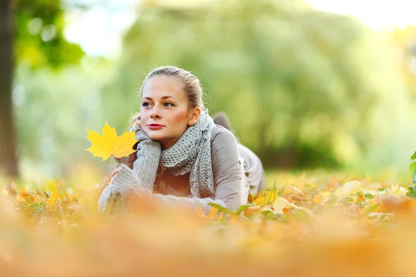 Portret femme en feuille d'automne — Photo