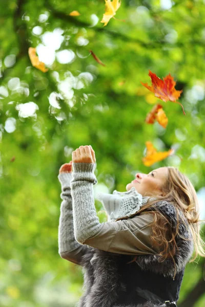 Kadın açılır yaprak sonbahar Park — Stok fotoğraf