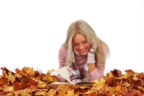 Mujer de otoño leer en el estudio — Foto de Stock
