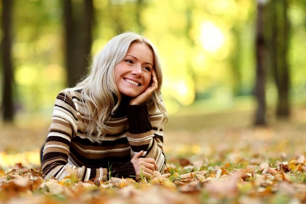 Herfst vrouw — Stockfoto