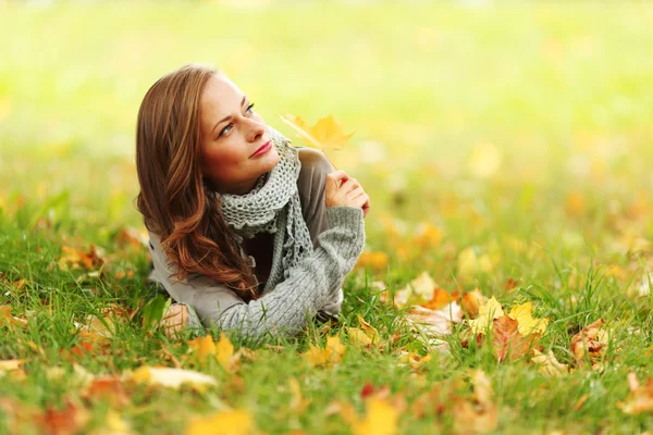 Portret femme en feuille d'automne — Photo