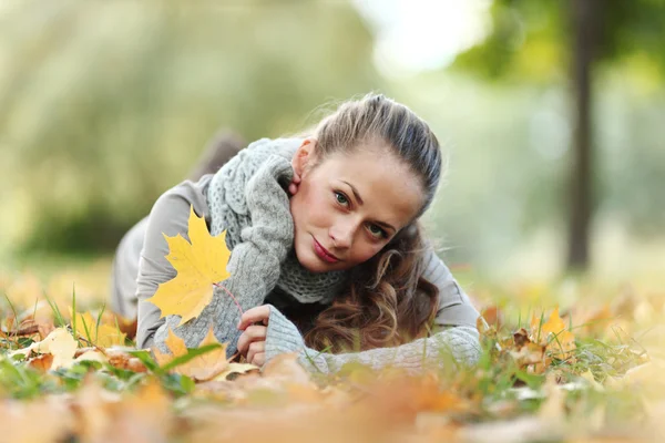 Portret femme en feuille d'automne Image En Vente