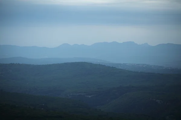 Molnigt berg landskap — Stockfoto