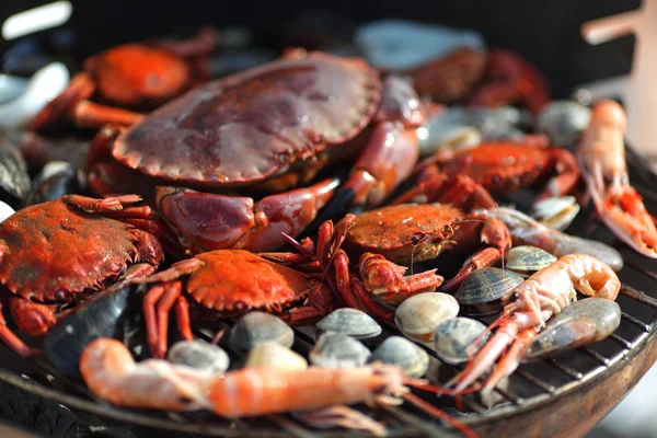 Camarões caranguejos na grelha de carvão — Fotografia de Stock