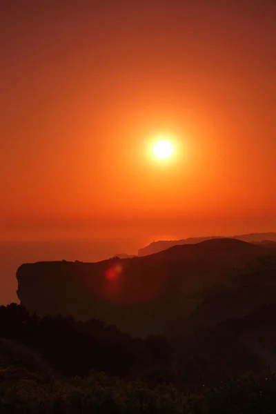 Paisagem de verão em montanhas com o sol — Fotografia de Stock