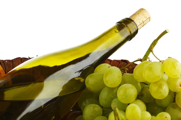 Bottiglia con vino bianco e uva — Foto Stock
