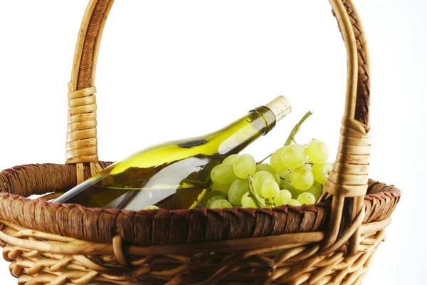 Garrafa com vinho branco e uvas — Fotografia de Stock