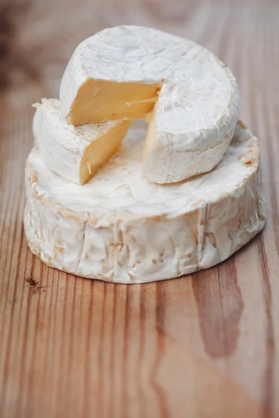 Ein Stück Brie-Käse — Stockfoto