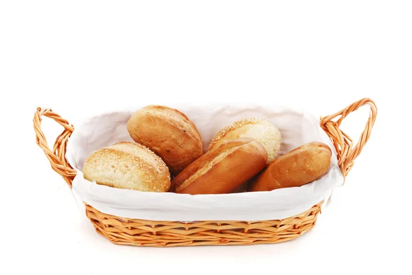 Brot im Weidenkorb isoliert auf weiß — Stockfoto