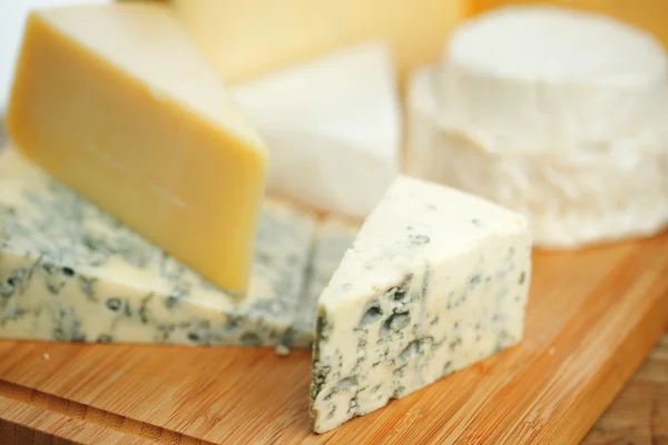 Sýr na dřevěném stole — Stock fotografie